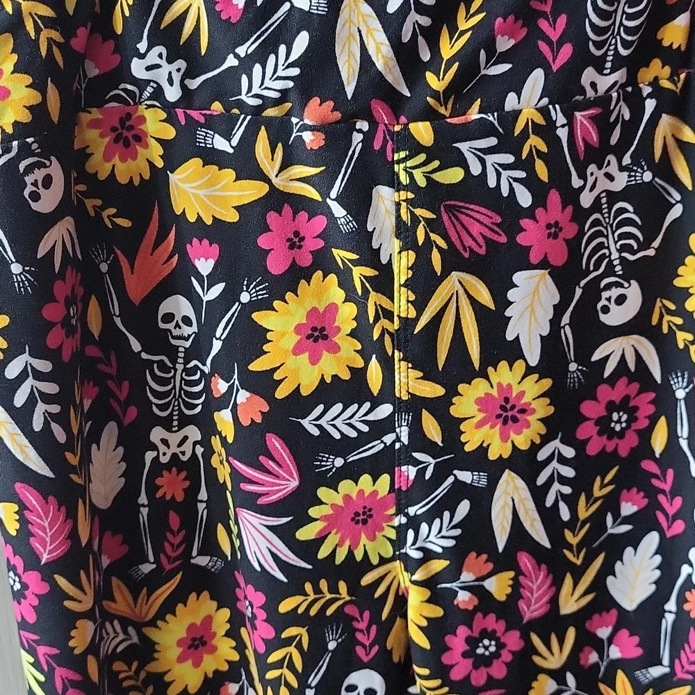 Halloween Lularoe leggings. Size TC. Never worm ๐ ๐ - Picture 2 of 3